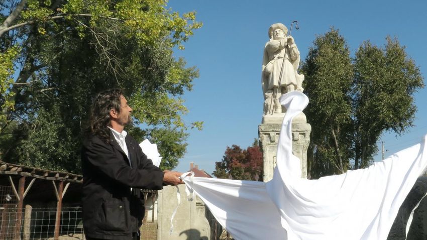 FEOL Máhr Ferenc csákberényi alkotó faragta ki mészkőből Szent Vendel