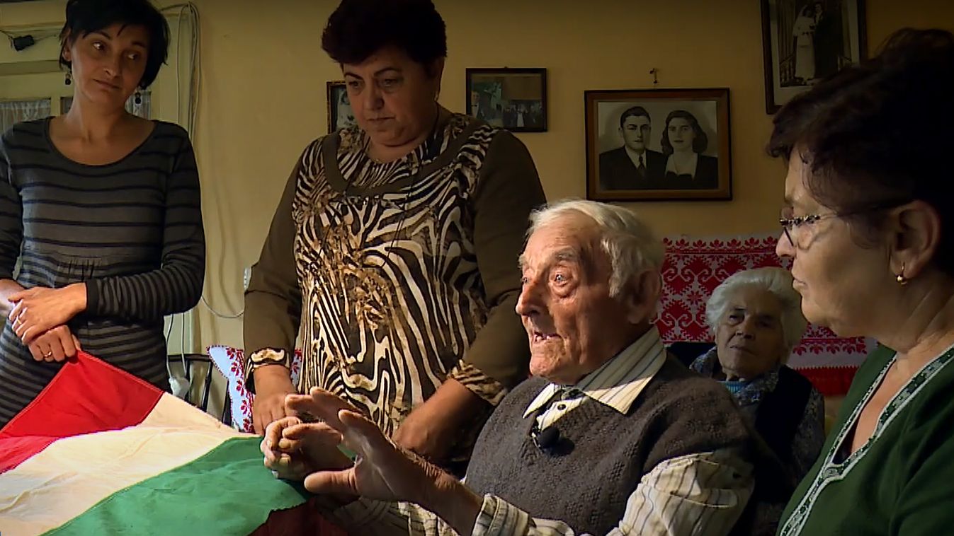 Veterán honvédeket köszöntöttek a Székelyföldön a hagyományőrző huszárok (videó)