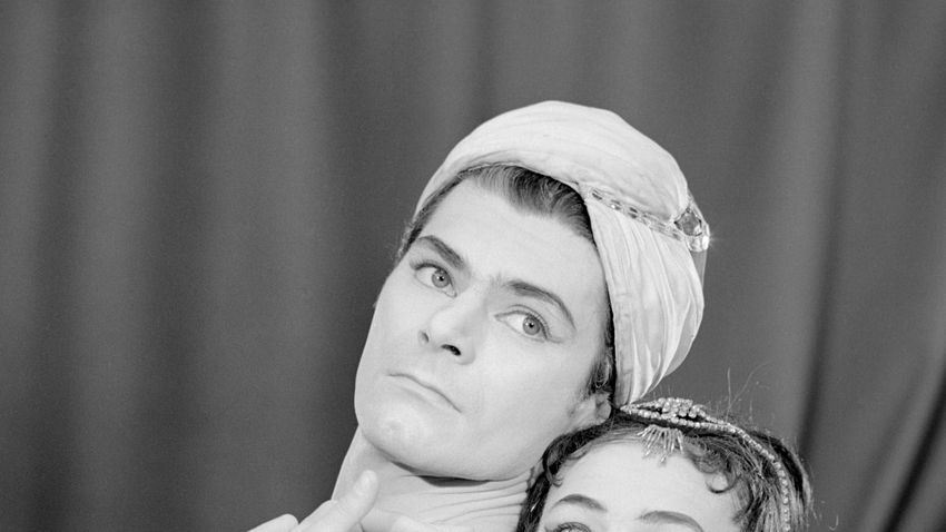 FEOL - Róna Viktor világhírű táncművészről jelent meg kötet