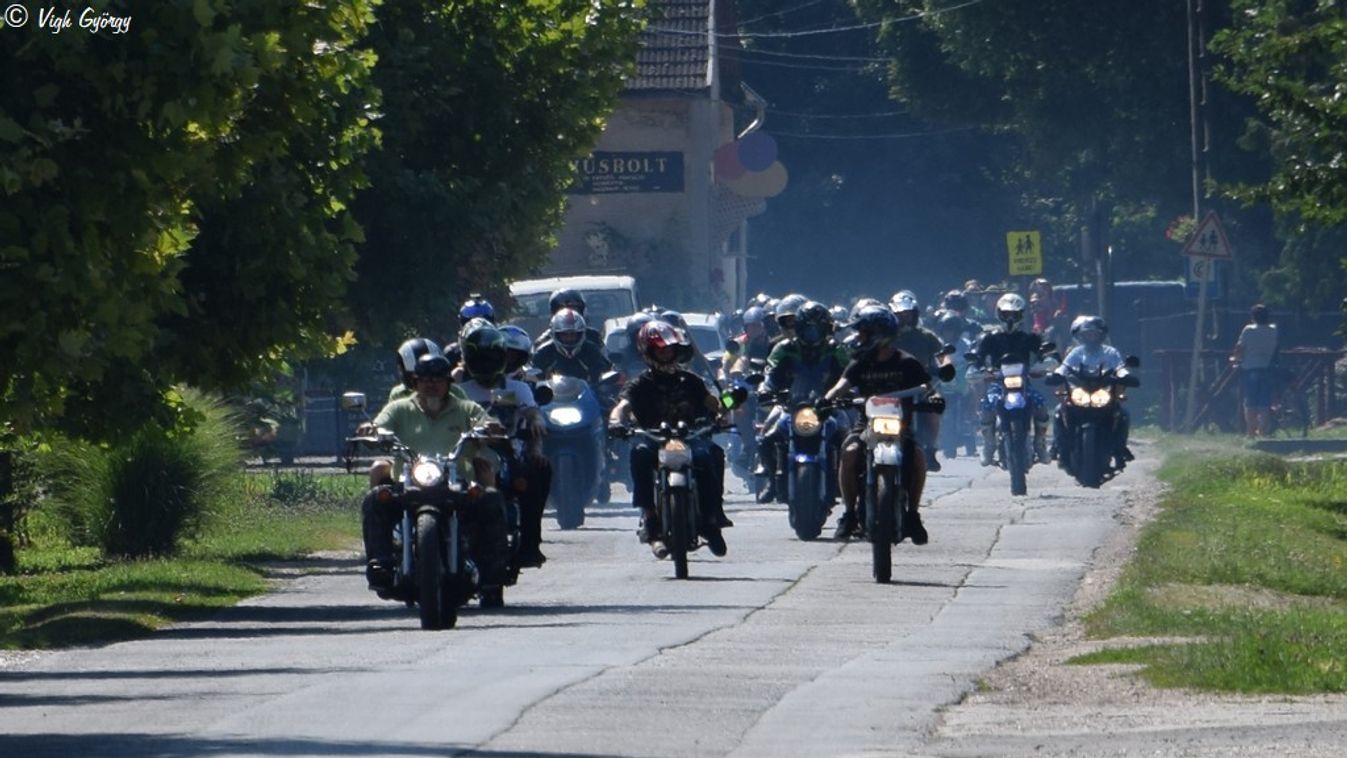 Motorostalálkozó a perkátai falukemencénél