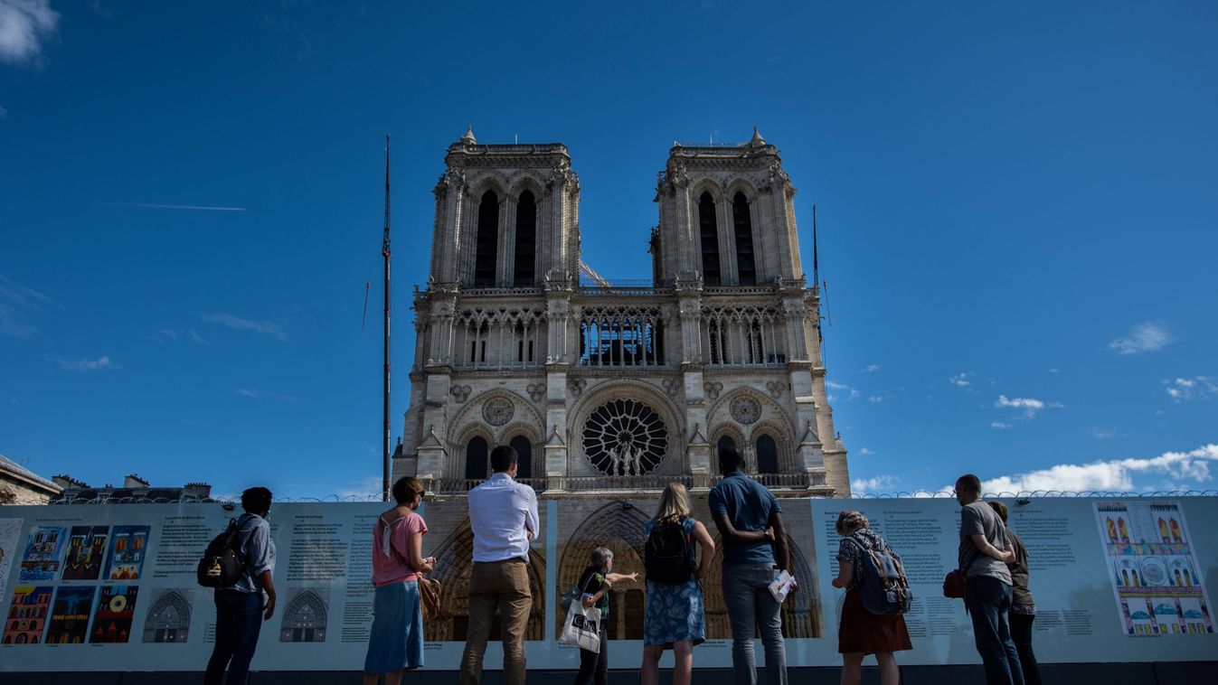 Újra lezárták a Notre-Dame előtti teret