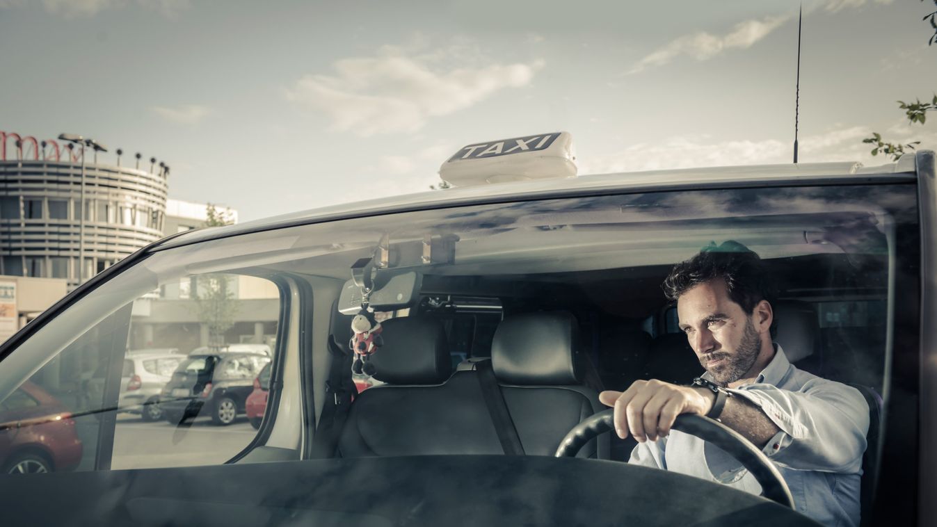Távirányítóval pörgette a taxiórát egy cseles sofőr