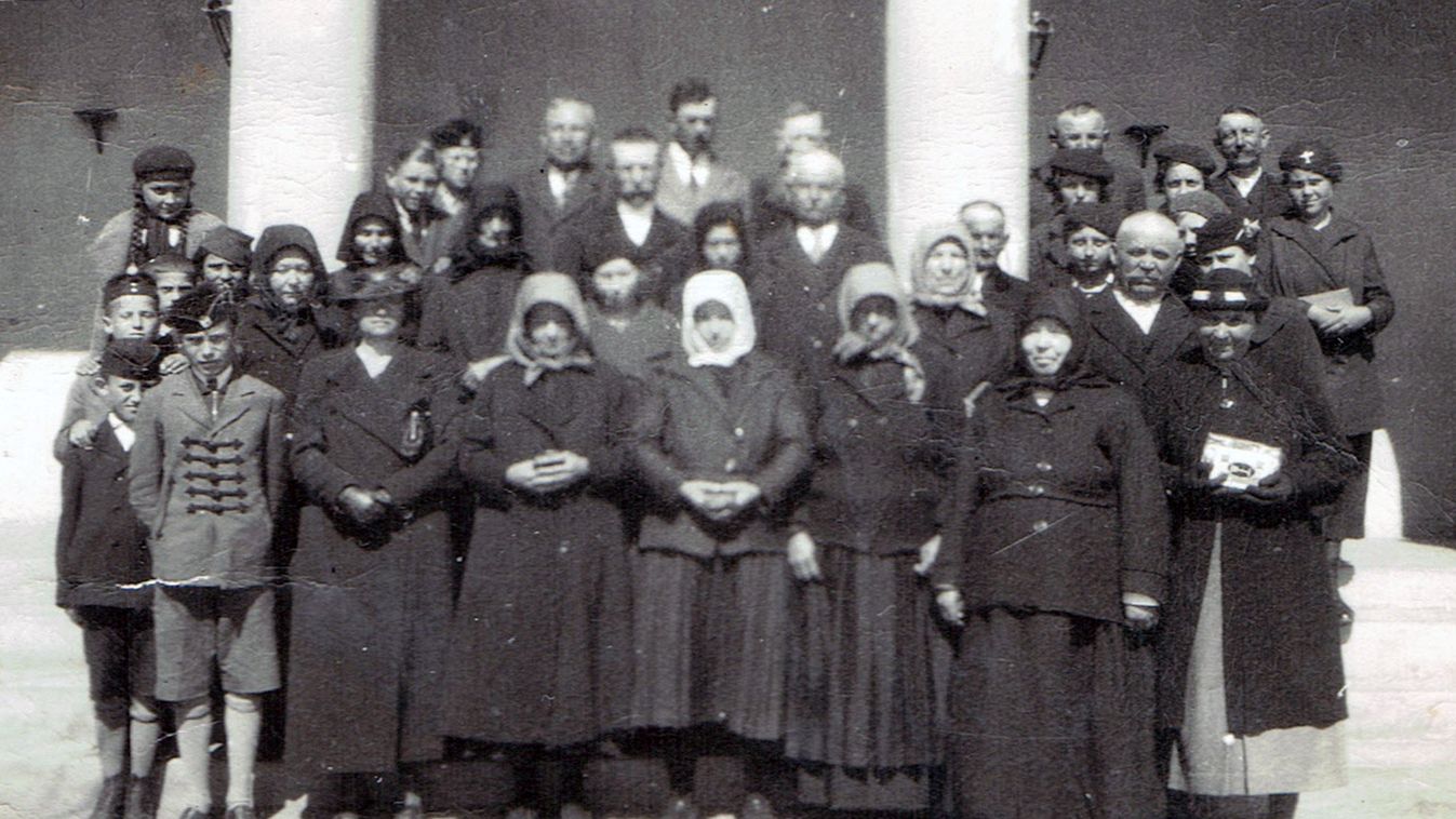Szeretett tanárukat, Lajos bácsit köszöntik egykori diákjai