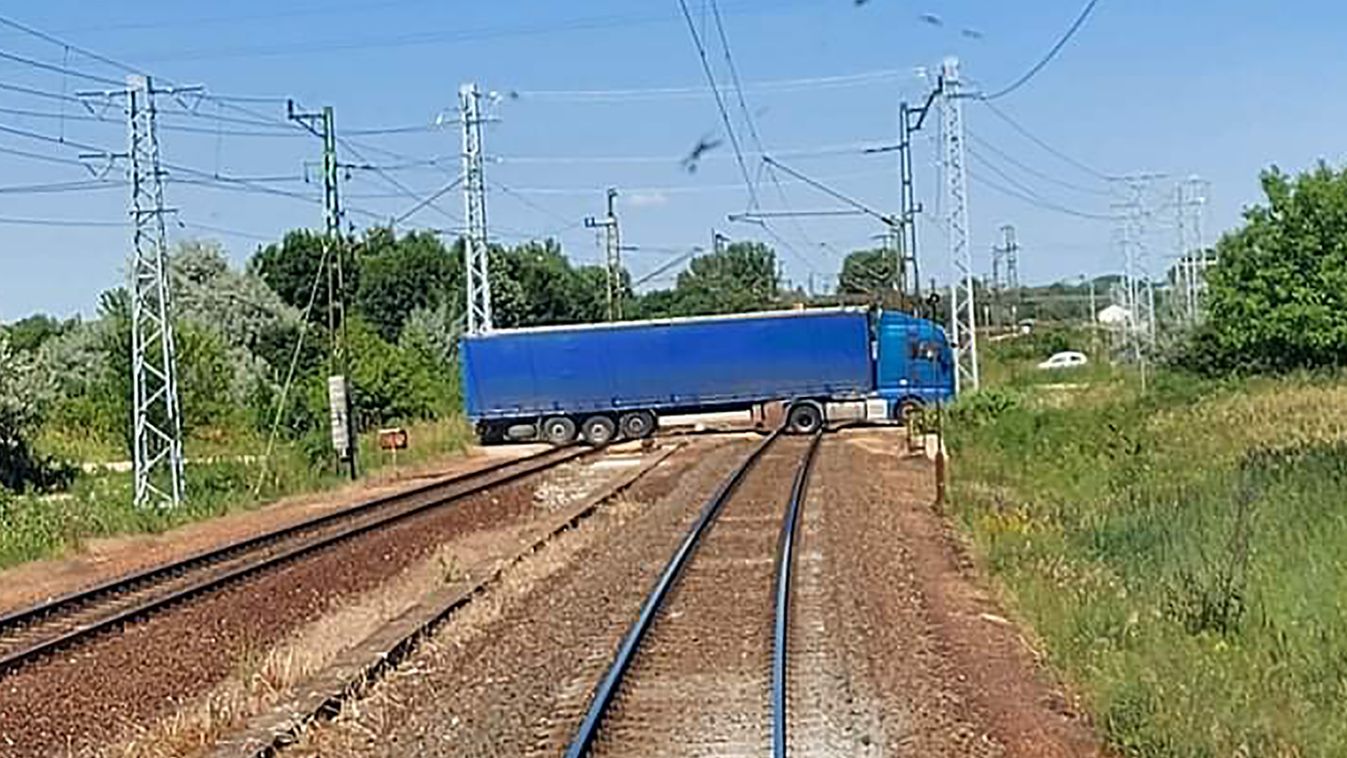 Sínek között rekedt az ittas teherautós Szabadbattyánban