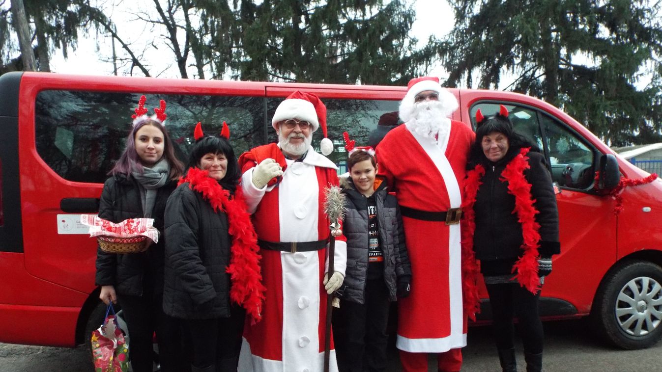 Ráckeresztúron kisbusszal, Csókakőn traktor segítségével közlekedett a nagyszakállú
