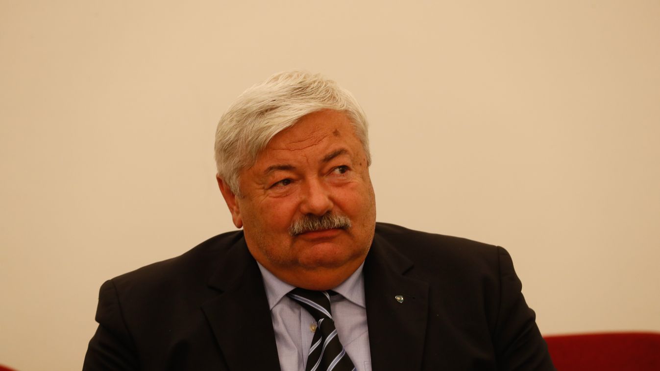 A határon túli magyarok helyzetéről beszélgettünk Lomnici Zoltánnal