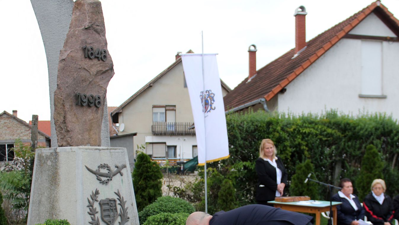 Kard és kasza az emlékműnél – A nemzetőrökre emlékeztek Lepsényben