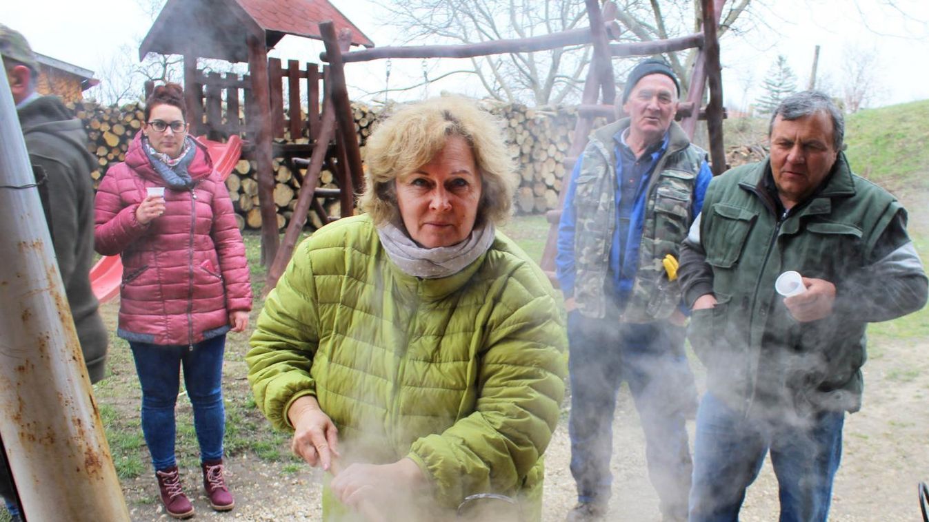 Disznósirató az úrhidai tájháznál
