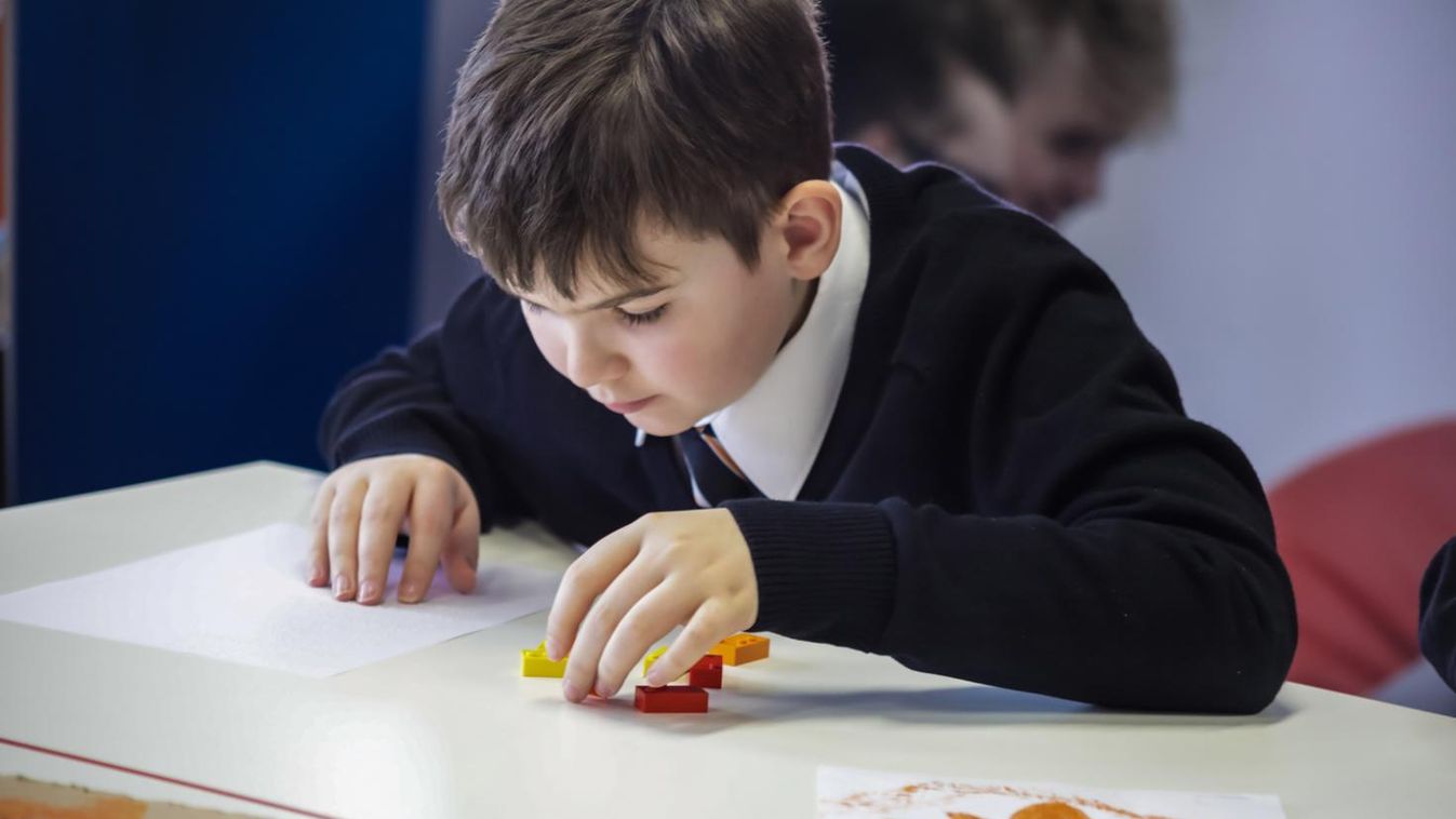 Látássérült gyerekeknek fejleszt Braille-építőkockákat a Lego