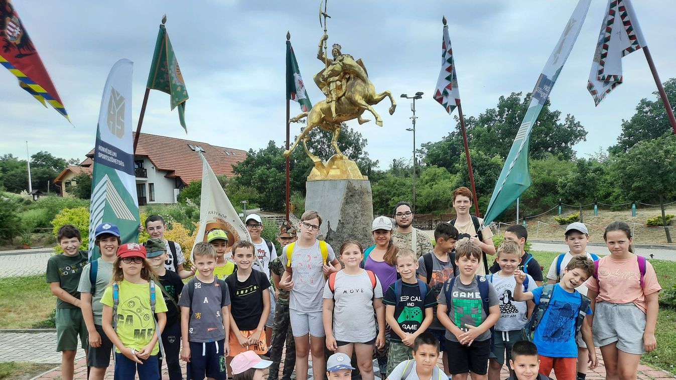 Hazájukat szerető fiatalok kellenek