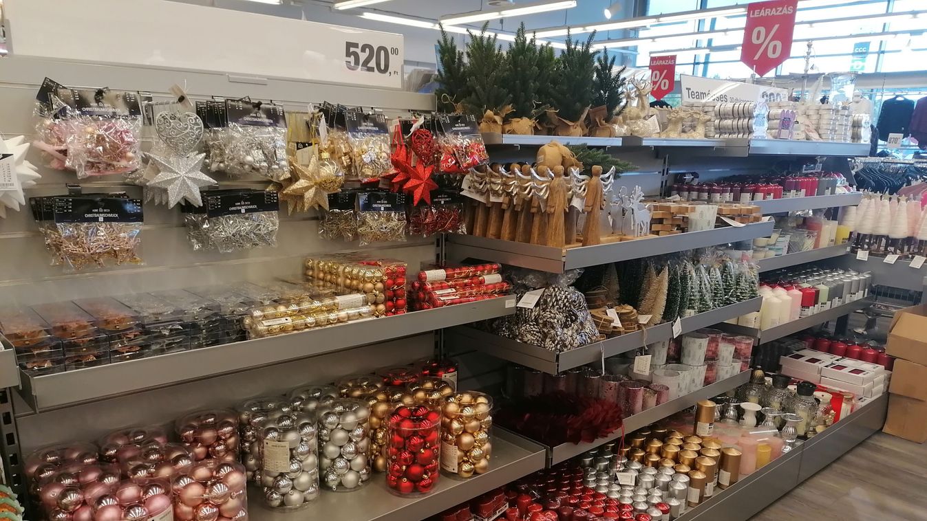 Nyakunkon a karácsony? Egy fehérvári boltban már megjelentek az ünnepi díszek (videó)