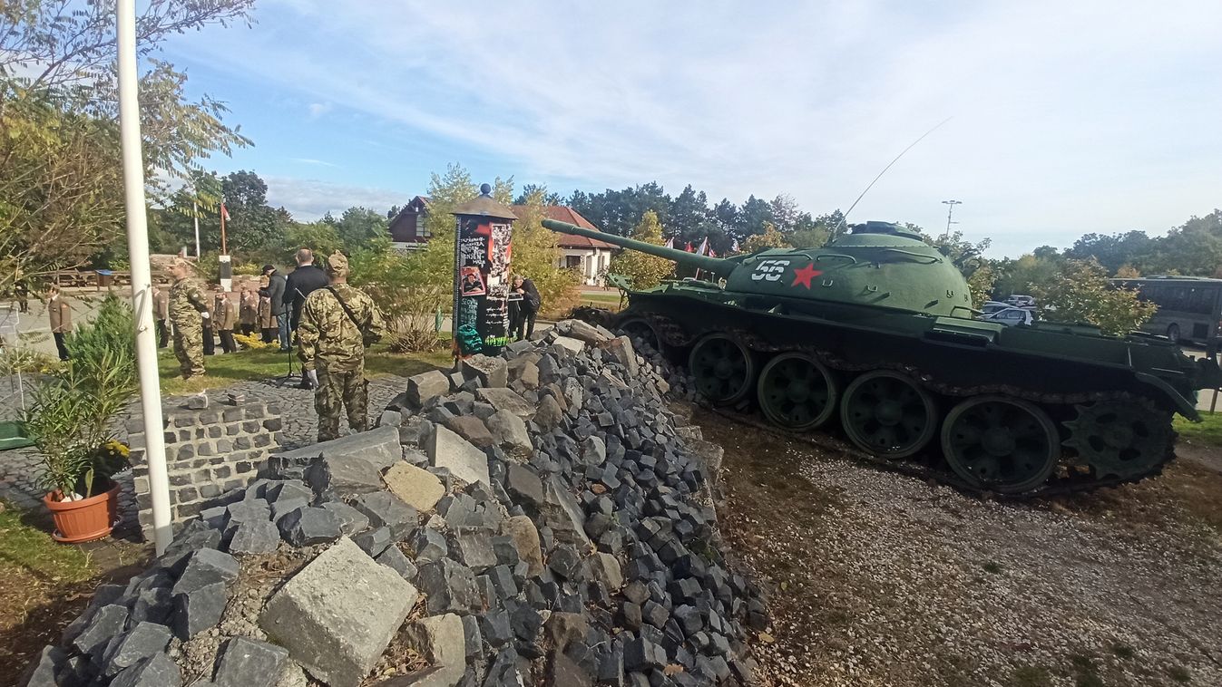 Harckocsi előtt emlékeztek a katonai emlékparkban