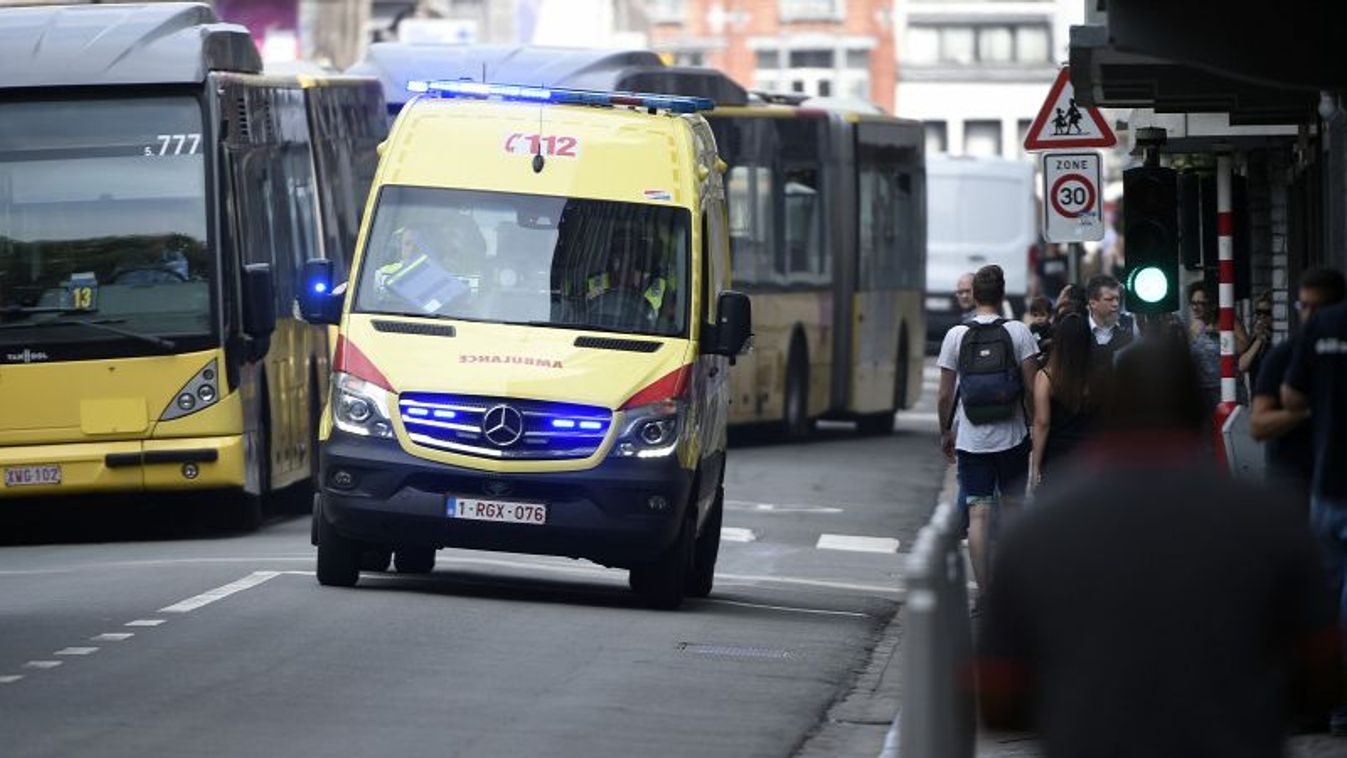Száz ember szeme láttára zuhant a halálba egy férfi