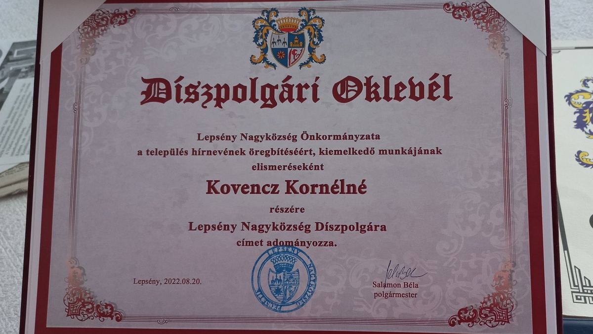 Díszpolgári oklevlet kapott 2022-ben Kovencz Kornélné.