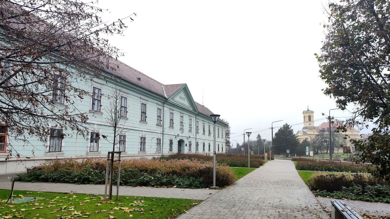 Ott a park, a régi szerelmek lábnyoma - Enying