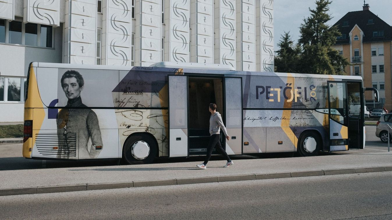 Már húszezren látták a Petőfiről szóló utazókiállítást