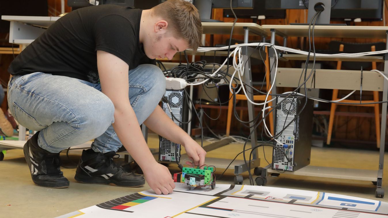 Robot mentőkutya is készül a vértesboglári iskolában (videó, galéria)