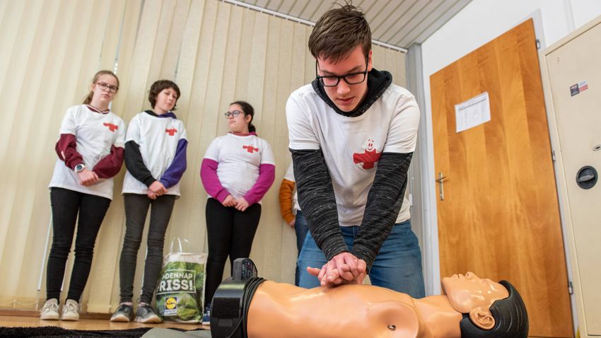 The participating teams measured their skills in first aid (gallery)