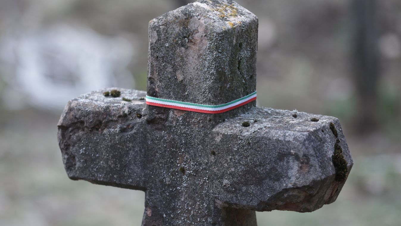 Fejet hajtanak az áldozatok emléke előtt Kápolnapusztán