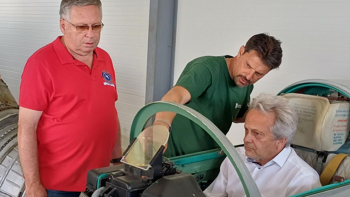 Vargha Tamás vadászgép fülkéjébe ült a repülőtéren (videó, galéria)