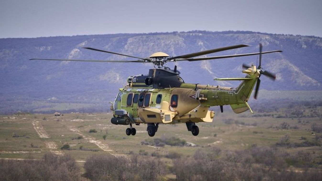 Megérkezett a honvédség első két Airbus H225M típusú helikoptere Szolnokra