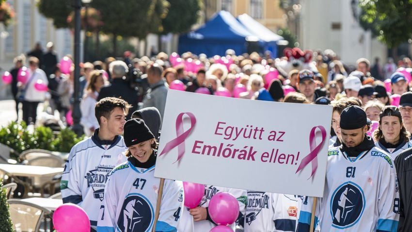 A city walk draws attention to the fight against breast cancer