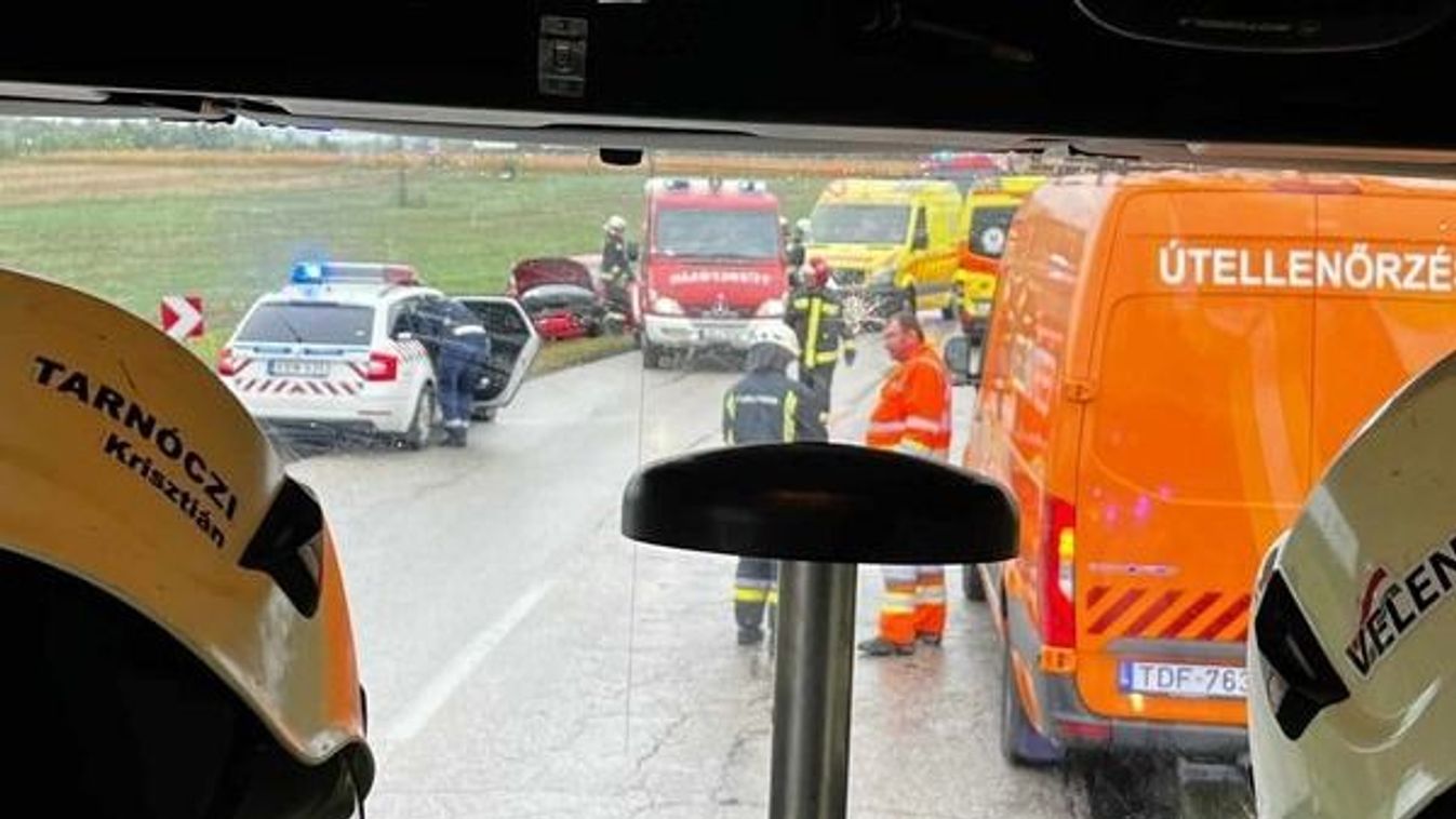 Frontálisan ütközött két autó a Sukoró-Pákozd közötti útszakaszon