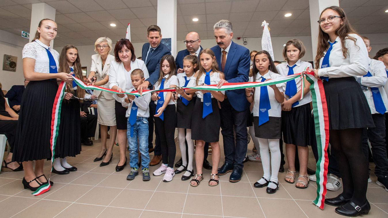 Mosolygós gyerekek gyűrűjében adták át a ráckeresztúri iskolát (galéria, videó)