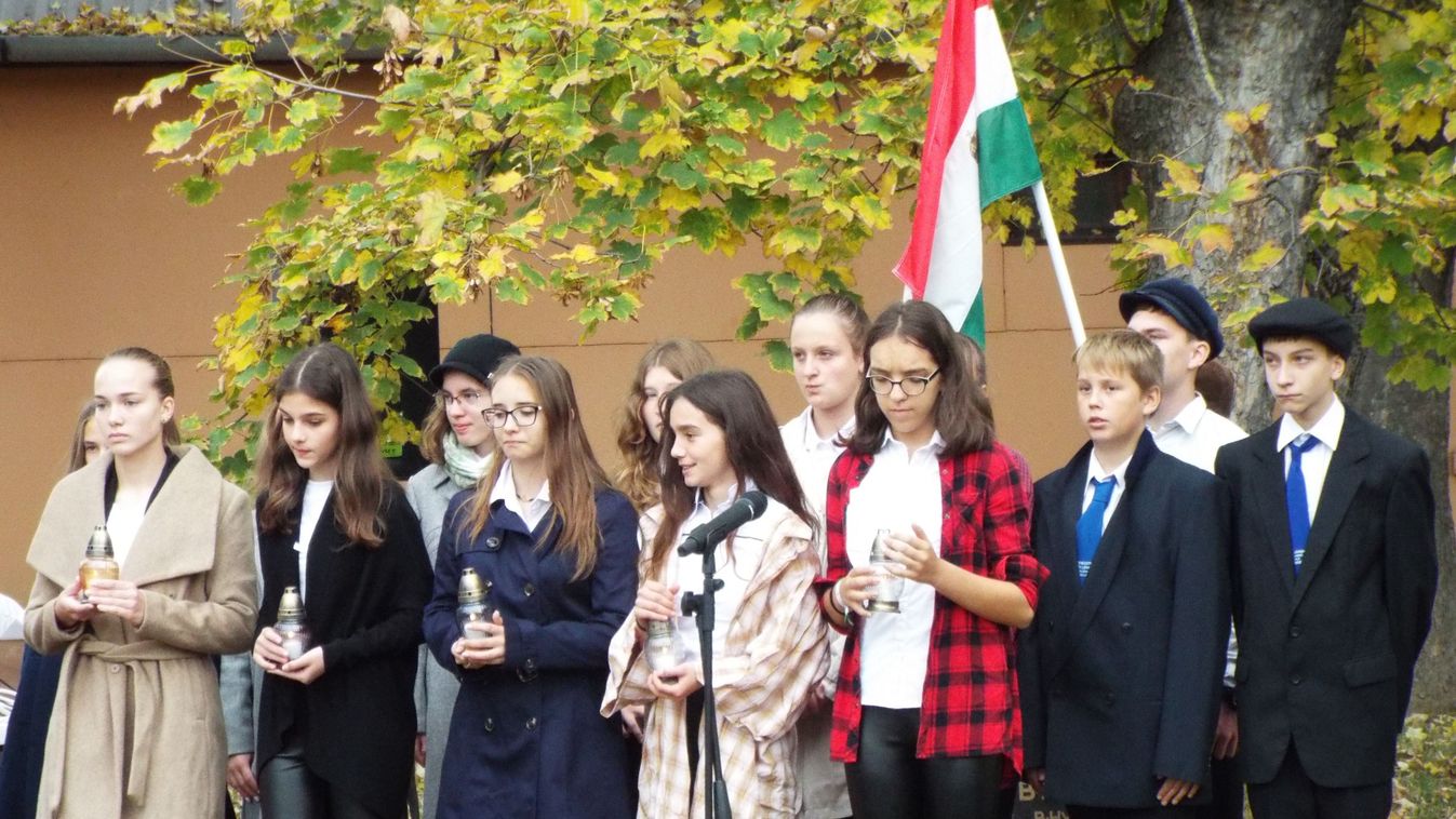 Megemlékezés a nyárias őszben Ráckeresztúron