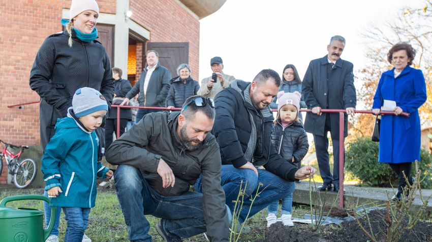 Double celebration in Zichyújfalu: the Catholic church is 40 years old and the newborns were also welcomed