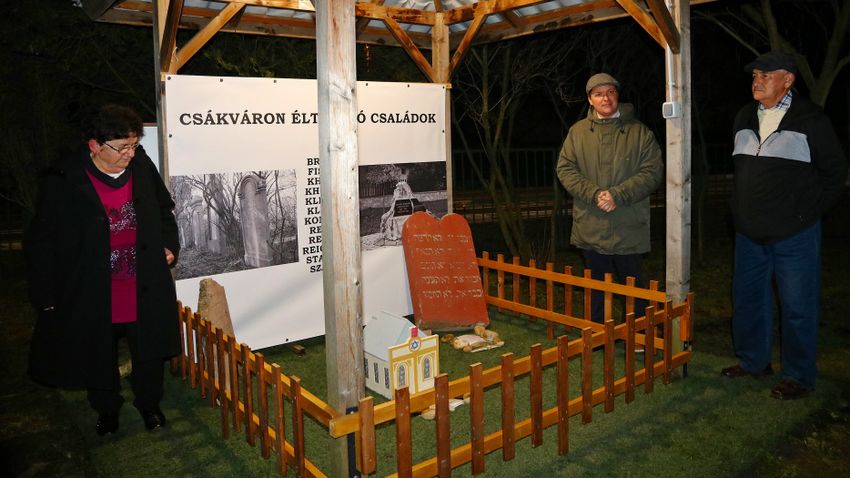 FEOL – Az egykori csákvári zsidó családoknak állít emléket Dornyi Mihály új makettje