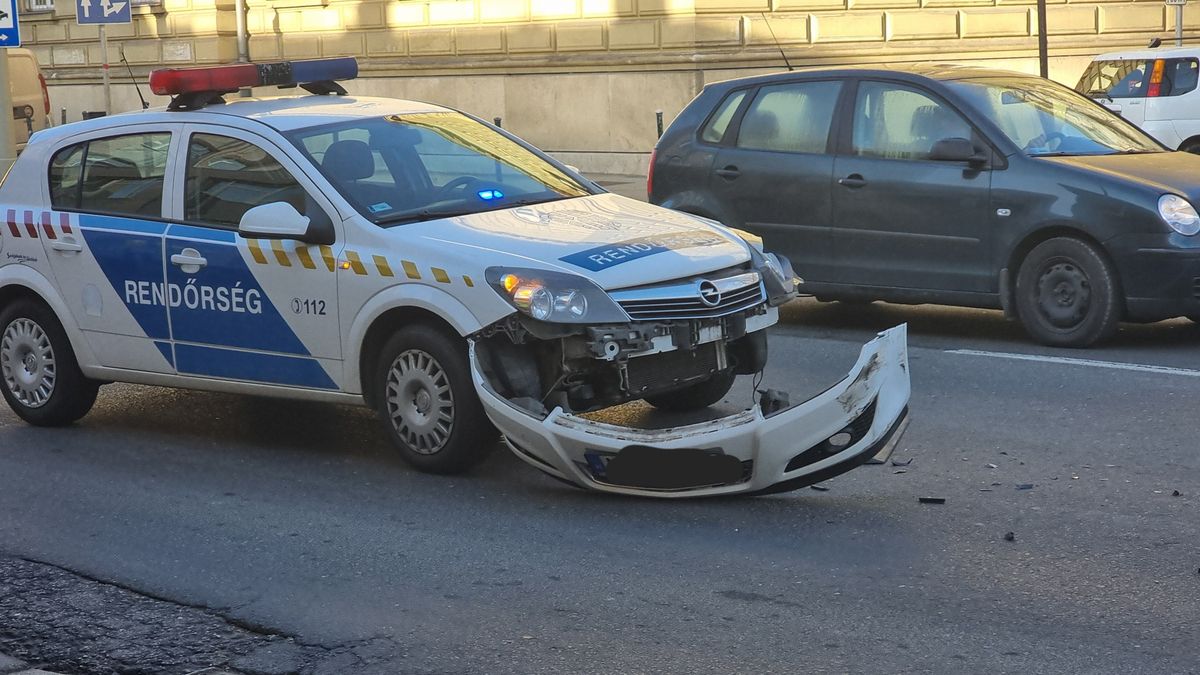 Rendőrautó ütközött Székesfehérvár belvárosában