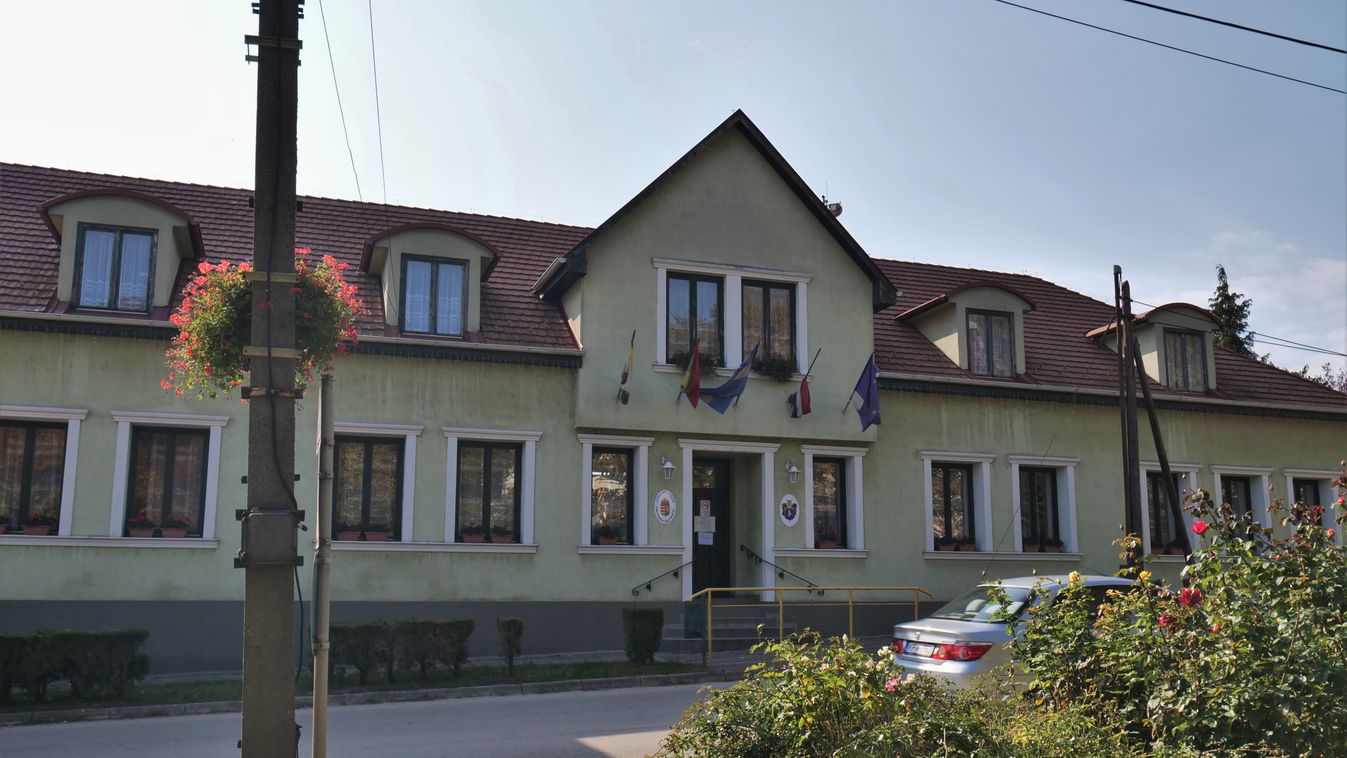 Tizenhárom napirendi pontot tárgyalnak a képviselők kedden