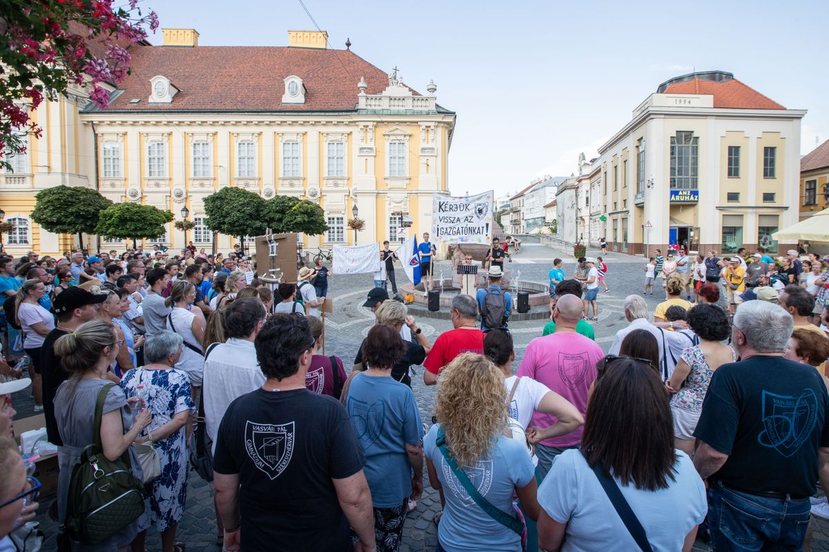 Tüntetés az Országalmánál Székesfehérvár belvárosában.