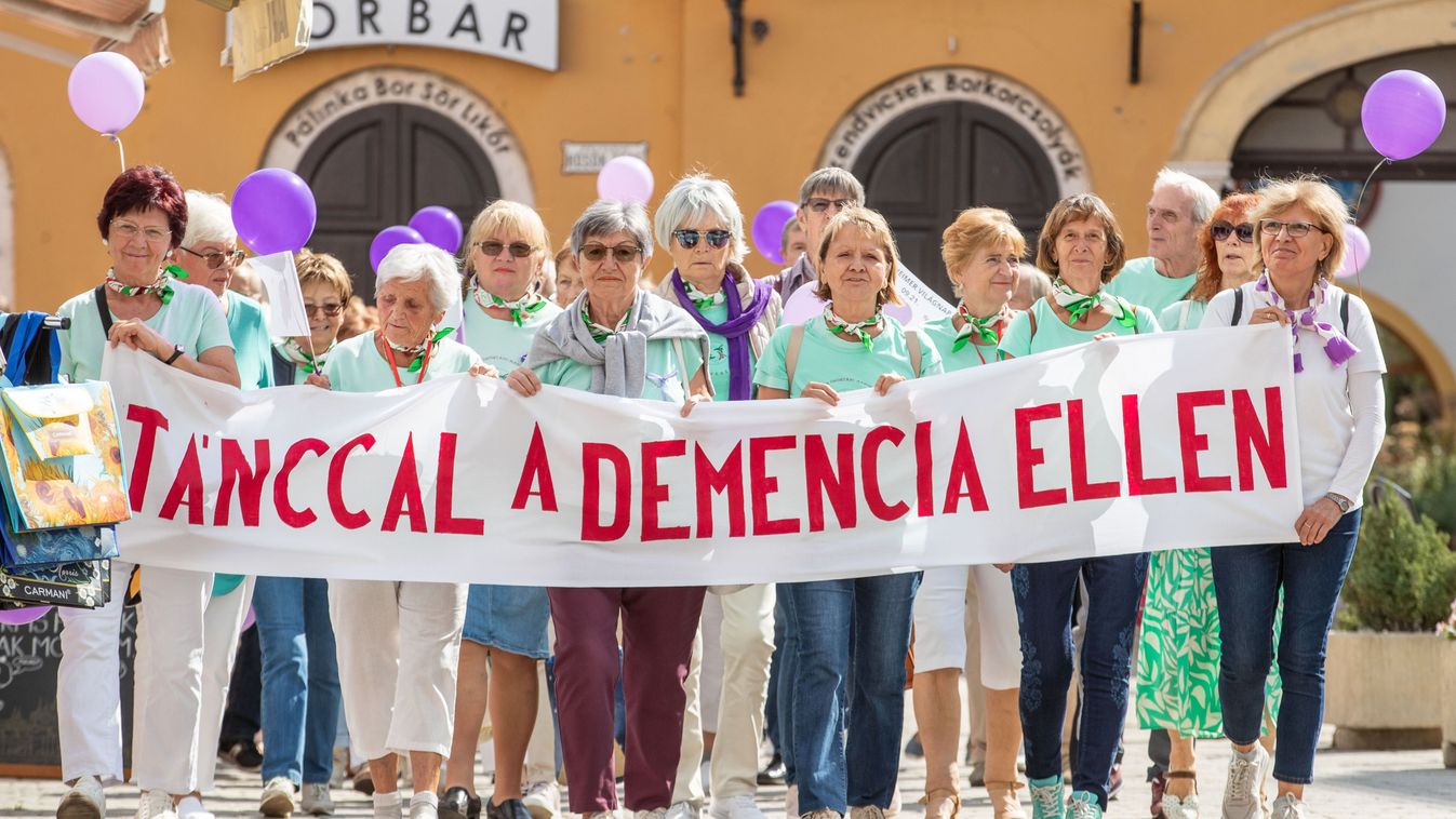 Lila kitűzőket tűztek ruháikra, hogy felhívják a figyelmet az Alzheimer-kórra