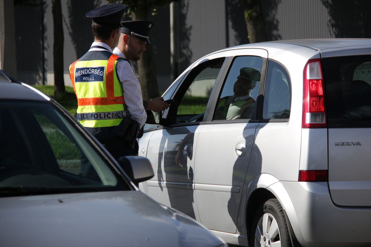 telefon_ROADPOL_vezetés_rendőrség