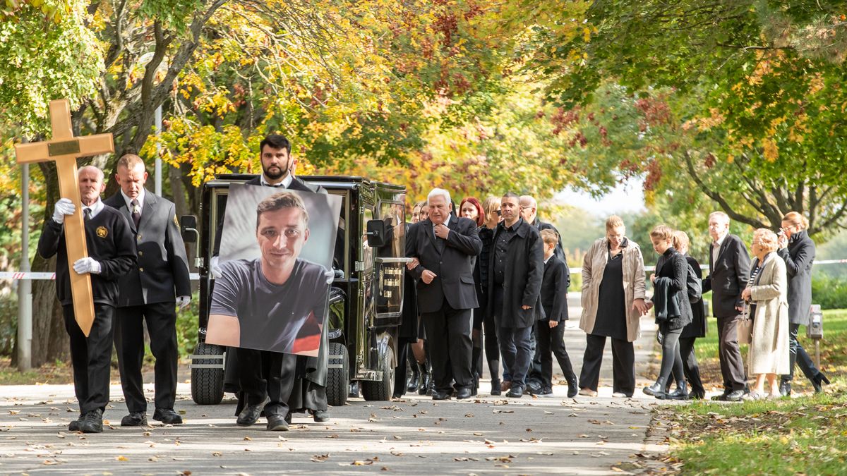 44 évesen elhunyt a válogatott védő, Szuna Roland.