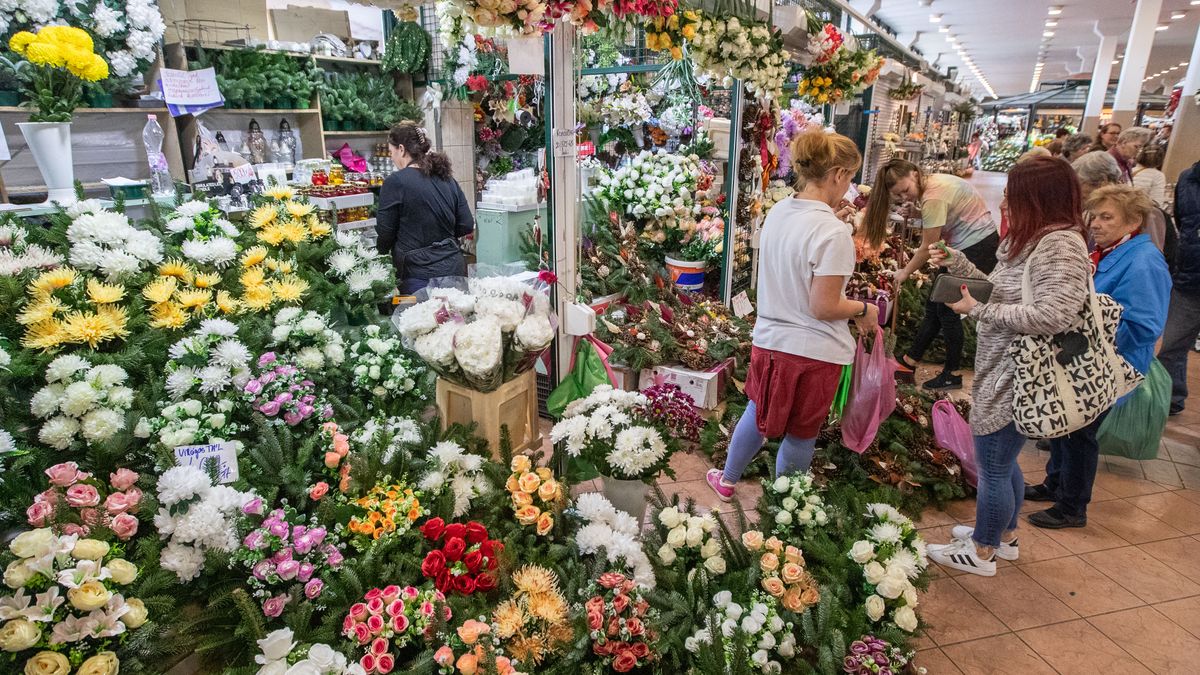 Piaci körkép: koszorúk, mécsesek