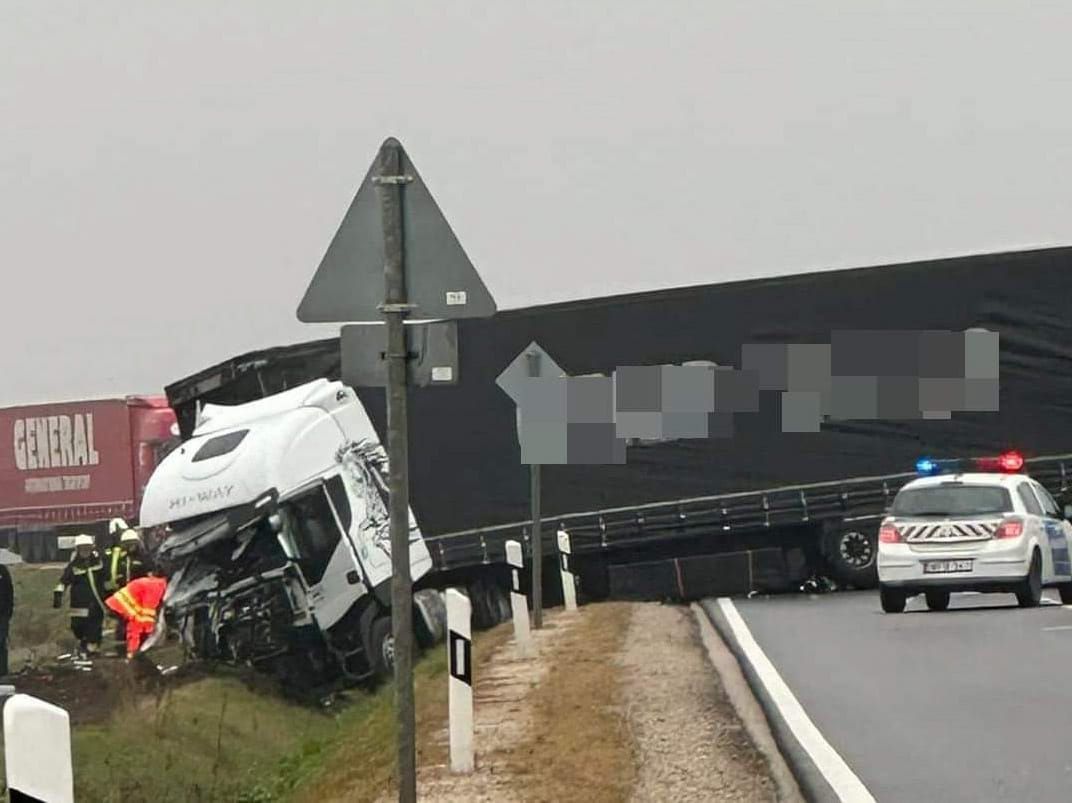 Félelmetes ütközés történt a 62-es főúton Perkátánál szerdán. A feltételezések szerint a furgon sofőrje rosszul lett, ez okozhatta a hátborzongató balesetet.