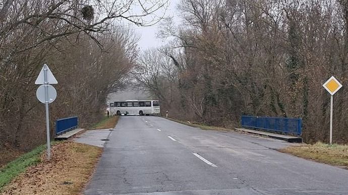Busz zárja el az utat, rendőrség, mentő
