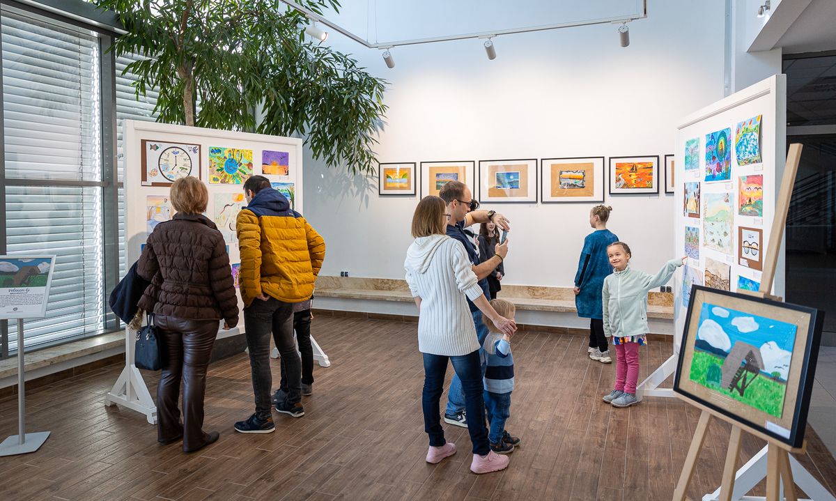 A Velencei-tó szépségeit bemutató gyerekrajzok december 20-ig tekinthetők meg a kiállításon