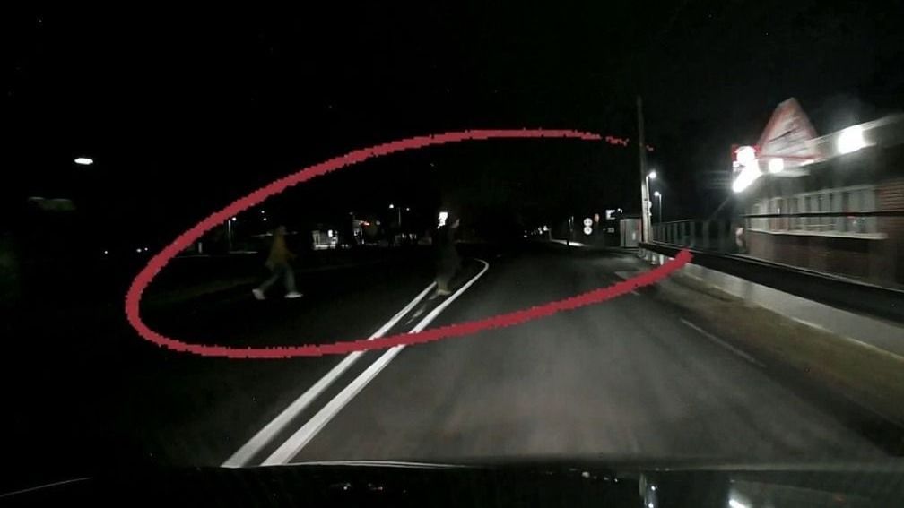 Ez lehet minden autós egyik rémálma! Kiszaladtak a sofőr elé, de szétnézni már nem jutott eszükbe... Majdnem tragédia lett belőle!