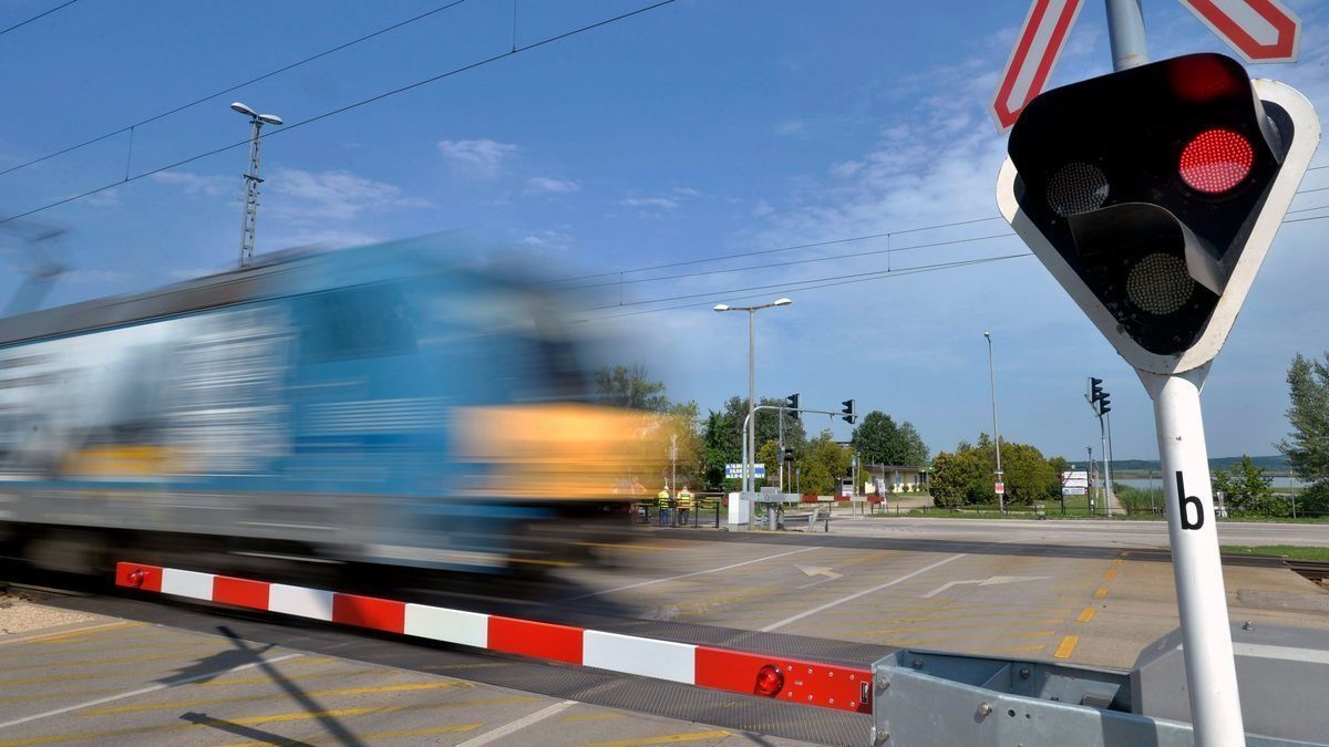 Egy sorompóhiba okozza a galibát – közölte a MÁV vasárnap délelőtt. A szakemberek már dolgoznak a probléma elhárításán.