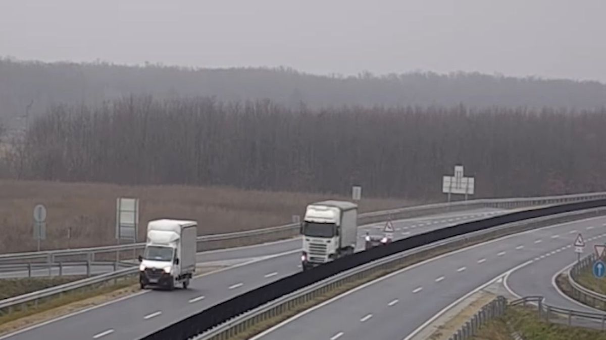 Hajmeresztő jelenet az autópálya ominózus szakaszán, egy furgon eltévesztette a lejárót, visszatolatott, kockáztatva saját és mások életét. Szerencsére nem történt tragédia.