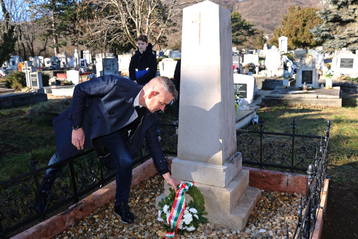 A virágot Illés Szabolcs polgármester helyezi a síremlékre