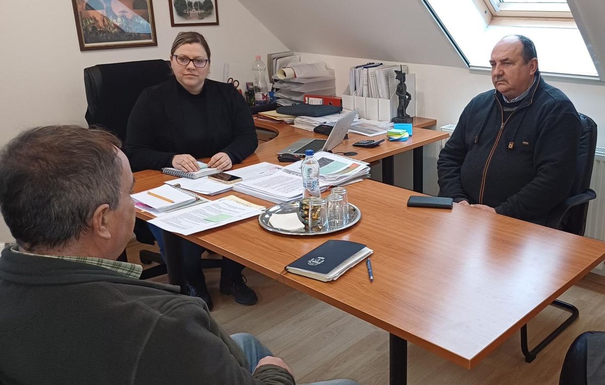 A katonai emlékpark szakemberei együttműködő partnerként csatlakoztak a seregélyesi hadtörténelmi vetélkedő lebonyolításához. Sajtos József igazgató Görög Viktória ügyvezetővel és Oláh László szakmai igazgatóval a megbeszélésen