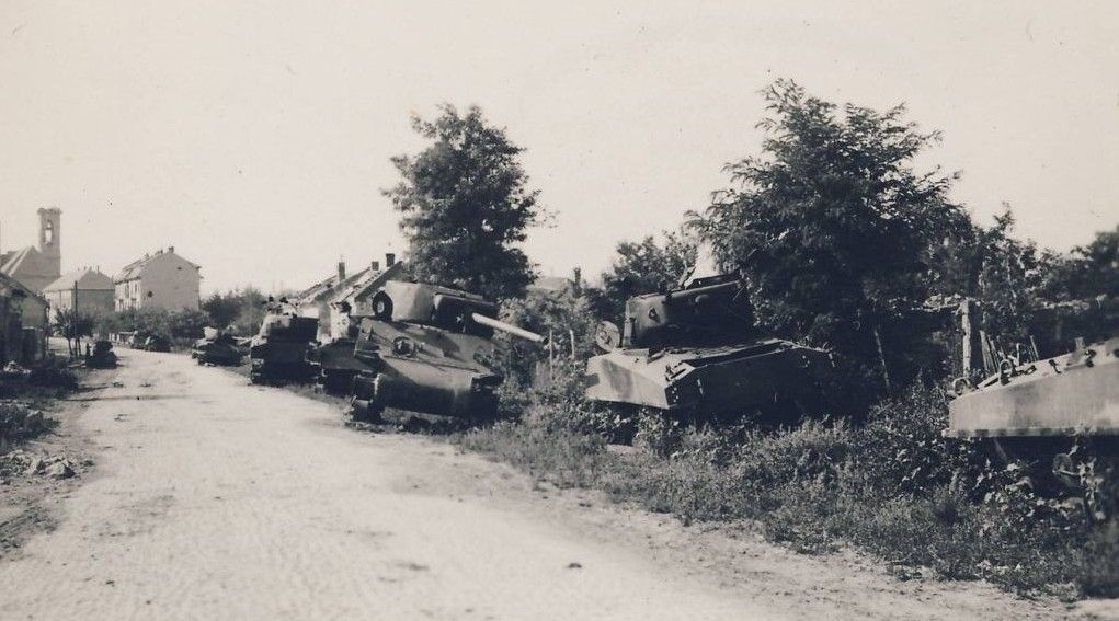 Miről is a célja a hadtörténelmi vetélkedőnek? Nyolcvan éve a pokol szakadt rá a vármegyére: ezt az időszakot pedig nem szabad elfelejteni. Kilőtt amerikai gyártmányú szovjet Sherman tankok Székesfehérvár határában, a távolban látszik a megsérült Szent Sebestyén templom