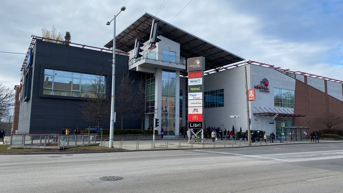 Bombariadó miatt a tatabányai Vértes Centert is kiürítették