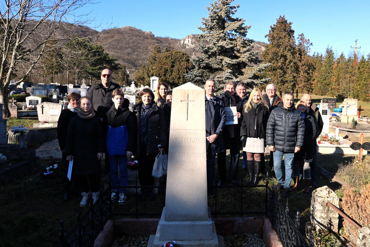 A csoportképen a lelkes helytörténész gyerekek és felnőttek