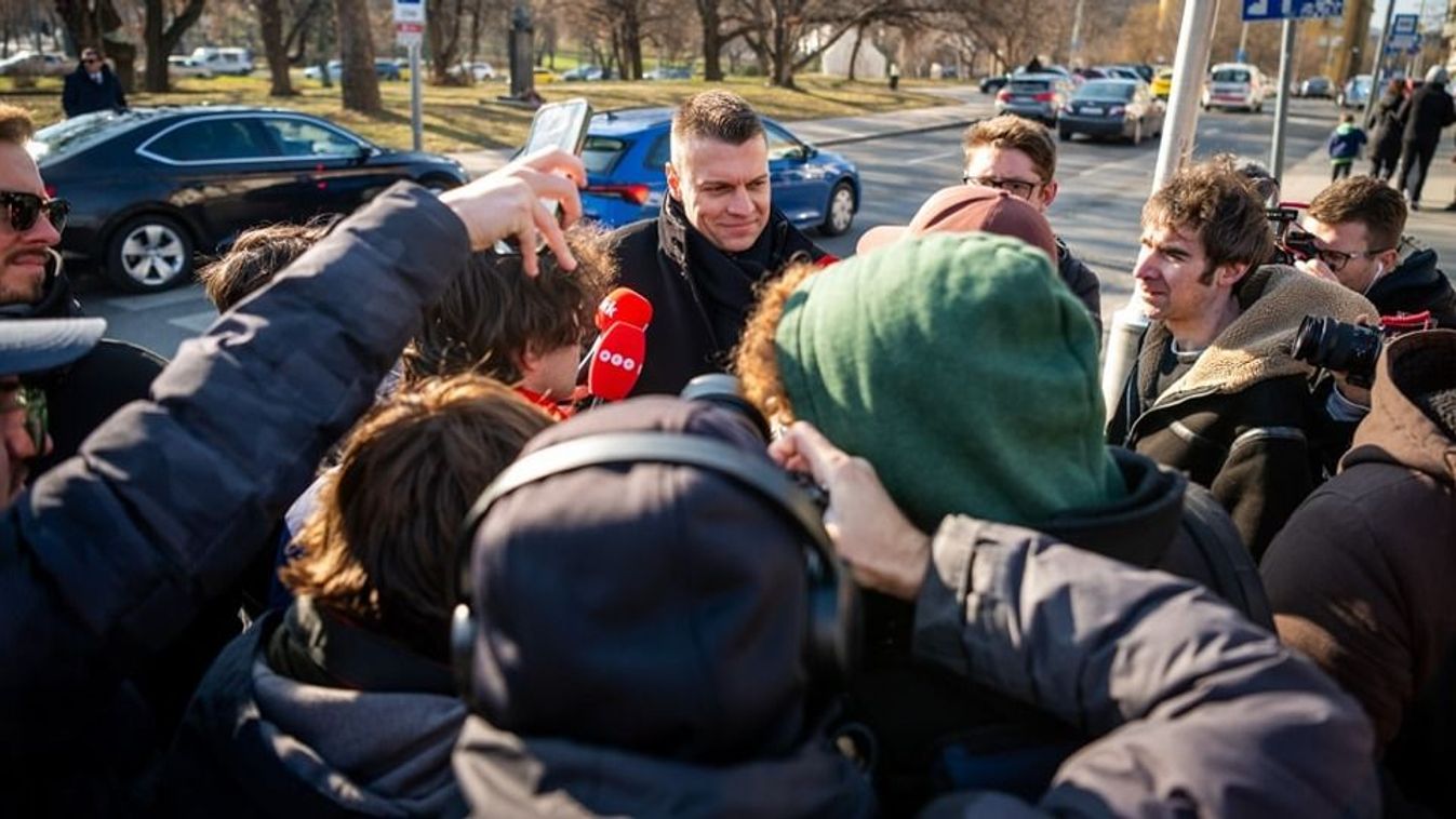 Menczer Tamás baloldali újságírókkal találkozott az évértékelő előtt (videó)